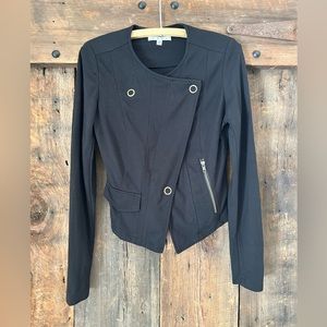 CABI BLACK PONTE CROPPED MOTO JACKET XS. Jersey fabric. Zipper & snap closure.